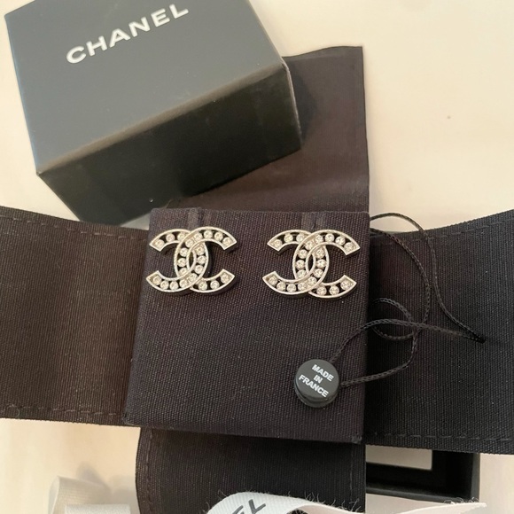 Bnib 21b Chanel crystal stud earrings 🤩 - Picture 3 of 11